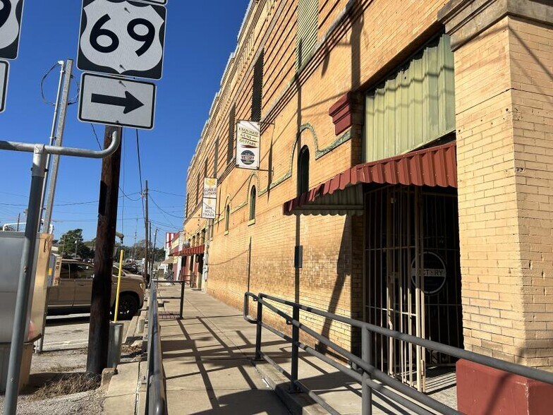 100 N Main St, Lindale, TX à vendre - Photo du bâtiment - Image 3 de 13