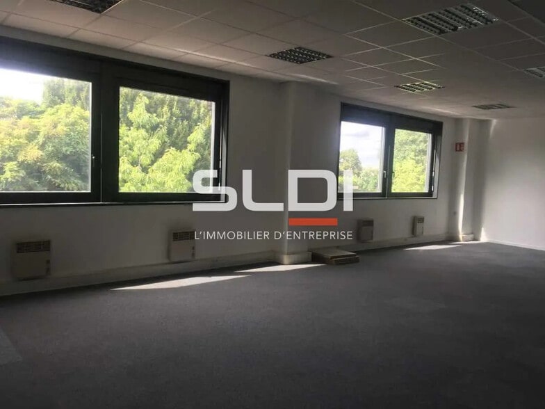 Office in Saint-Quentin-Fallavier for lease - Interior Photo - Image 3 of 7