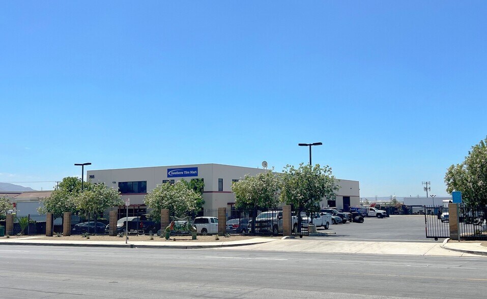 205 W Slover Ave, Bloomington, CA à louer - Photo du bâtiment - Image 2 de 7