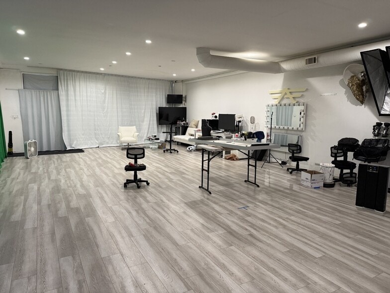 1610 W Magnolia Blvd, Burbank, CA for sale - Building Photo - Image 2 of 15