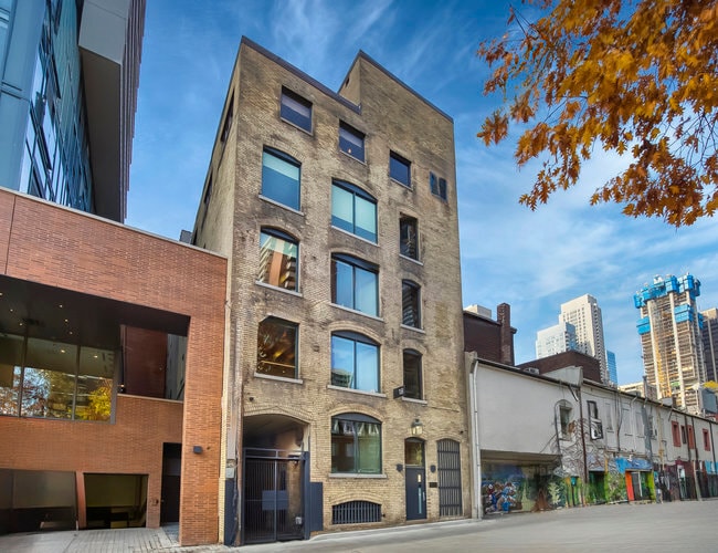 18 Gloucester Ln, Toronto, ON à vendre Photo principale- Image 1 de 12