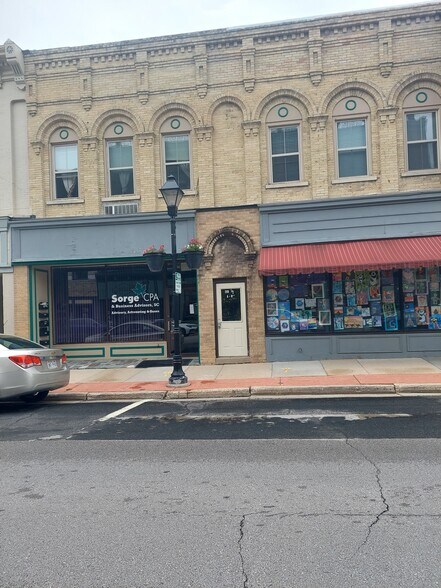 208 E Main St, Watertown, WI à vendre - Photo du bâtiment - Image 1 de 1