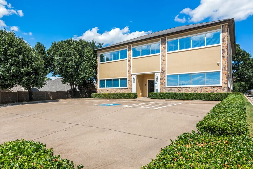 1812 Cindy Ln, Bedford, TX à vendre - Photo du bâtiment - Image 3 de 9