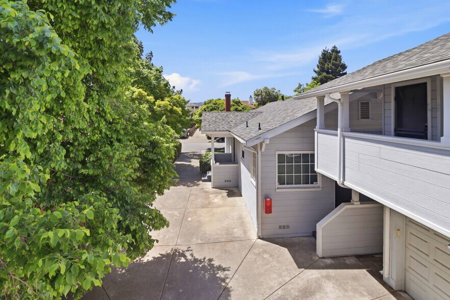 1120 Chula Vista Ave, Burlingame, CA à vendre - Photo du bâtiment - Image 2 de 11