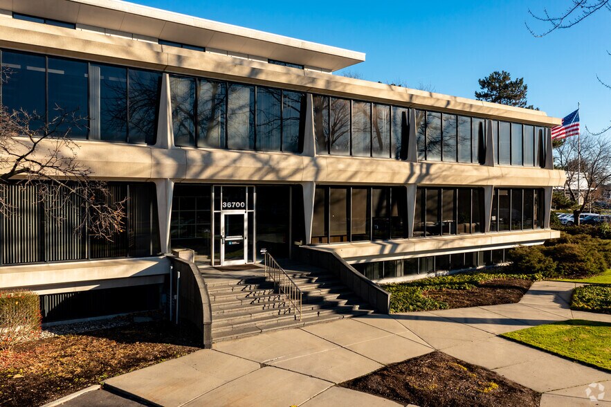 36700 Woodward Ave, Bloomfield Hills, MI à louer - Photo du bâtiment - Image 3 de 5