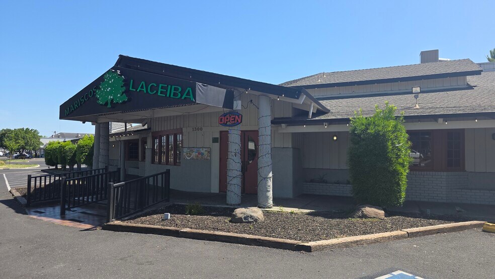 1300 McHenry Ave, Modesto, CA à vendre - Photo du bâtiment - Image 2 de 17