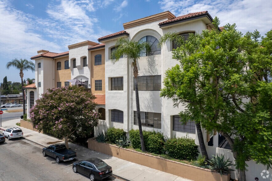 10200 Sepulveda Blvd, Mission Hills, CA à louer - Photo du bâtiment - Image 2 de 4