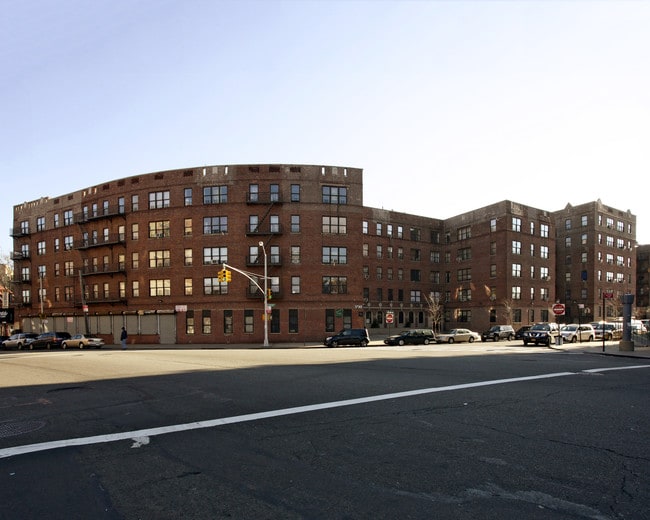 Plus de détails pour 1730 Harrison Ave, Bronx, NY - Commerce de détail à louer