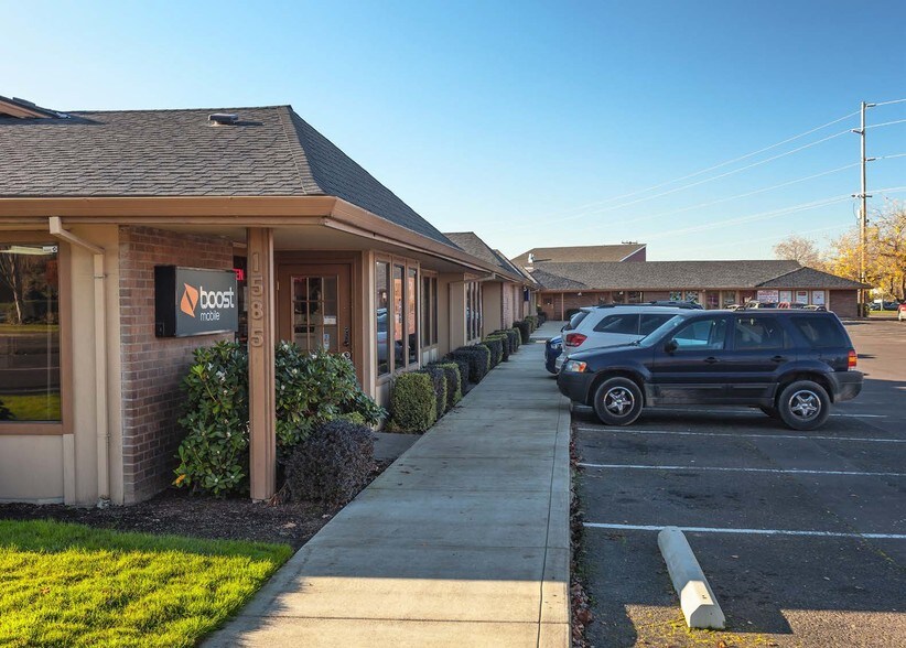 1585 N Pacific Hwy, Woodburn, OR à louer - Photo du bâtiment - Image 2 de 4