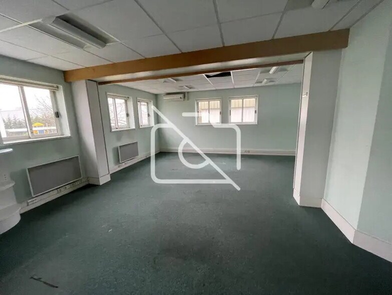 Industrial in Bondoufle for lease - Interior Photo - Image 3 of 4