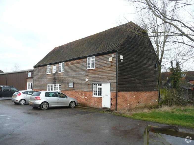 Chequers Ln, Eversley à louer - Photo du bâtiment - Image 1 de 4