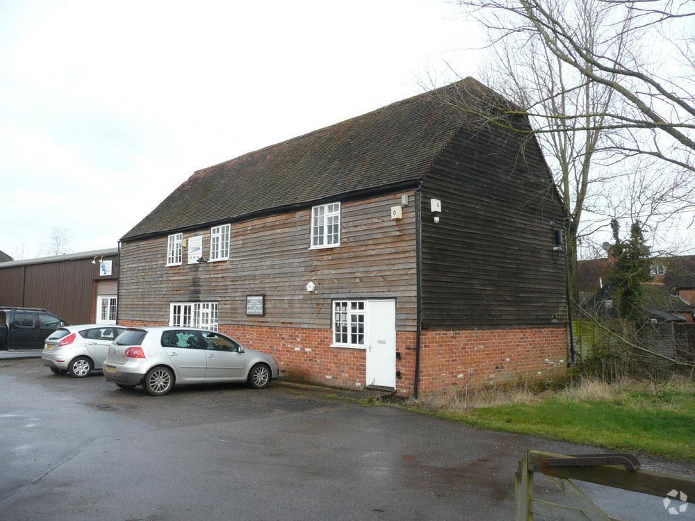 Chequers Ln, Eversley à louer Photo du bâtiment- Image 1 de 5