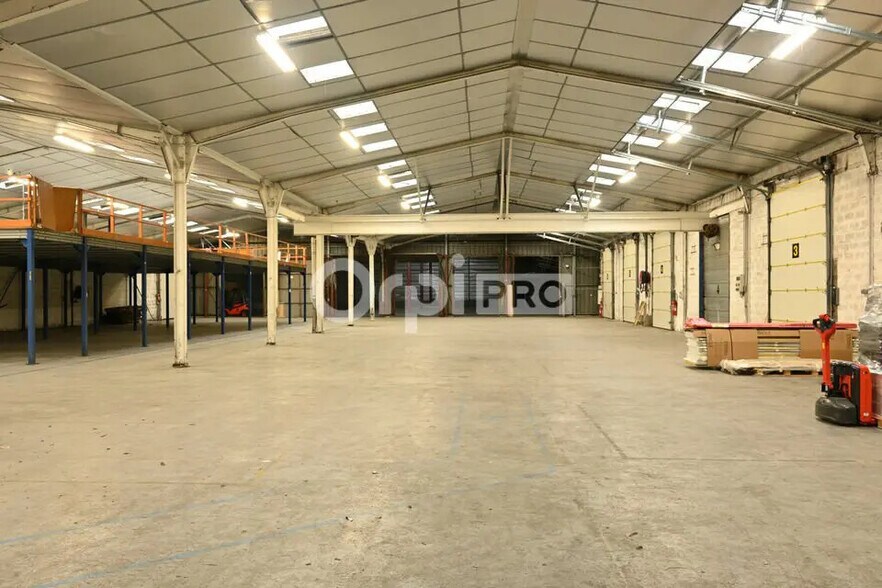 Industrial in Saint-Priest for lease - Interior Photo - Image 3 of 8