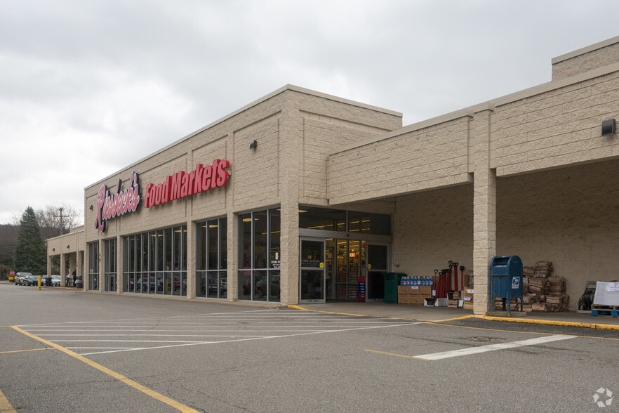 2-10 Elm Grove Crossing Mall, Wheeling, WV for lease - Building Photo - Image 3 of 4
