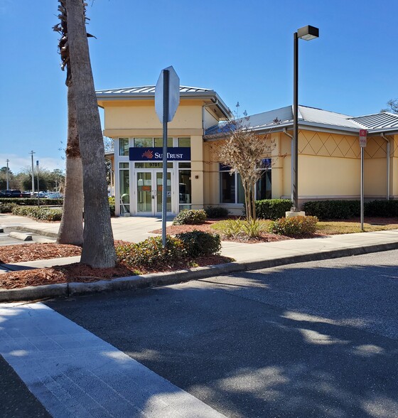 9701 Commercial Way, Weeki Wachee, FL for lease - Primary Photo - Image 1 of 1