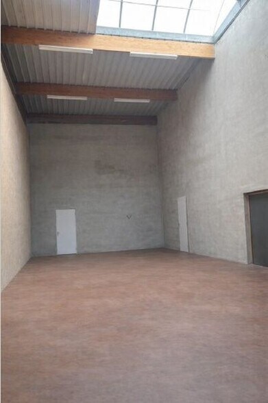 Flex in La Verpillière for lease - Interior Photo - Image 3 of 5