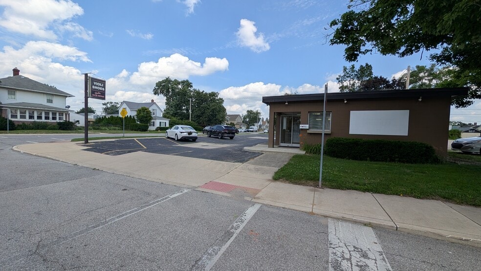 922 Division St, Mishawaka, IN for lease - Building Photo - Image 2 of 9