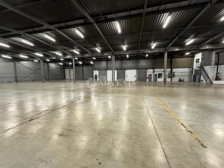 Industrial in Louvres for lease - Building Photo - Image 1 of 7
