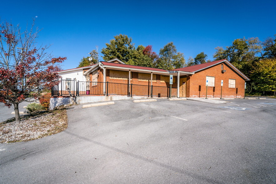 2323 W Main St, Waynesboro, VA for sale - Building Photo - Image 3 of 47