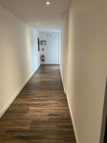 Office in Lissieu for lease - Interior Photo - Image 3 of 6