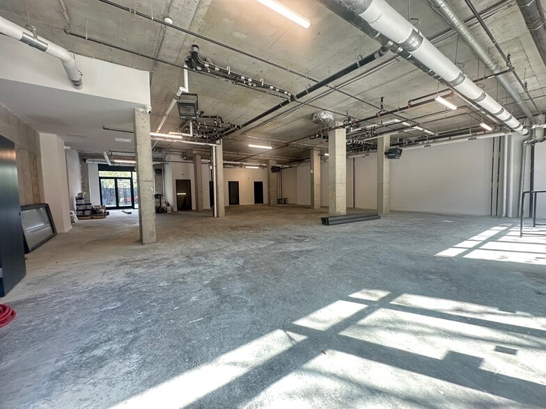 1024 Manhattan Ave, Brooklyn, NY for lease - Interior Photo - Image 3 of 8