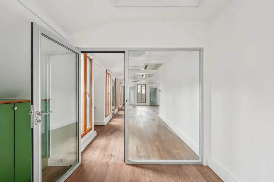 19 Rue De Mogador, Paris for lease - Building Photo - Image 2 of 20