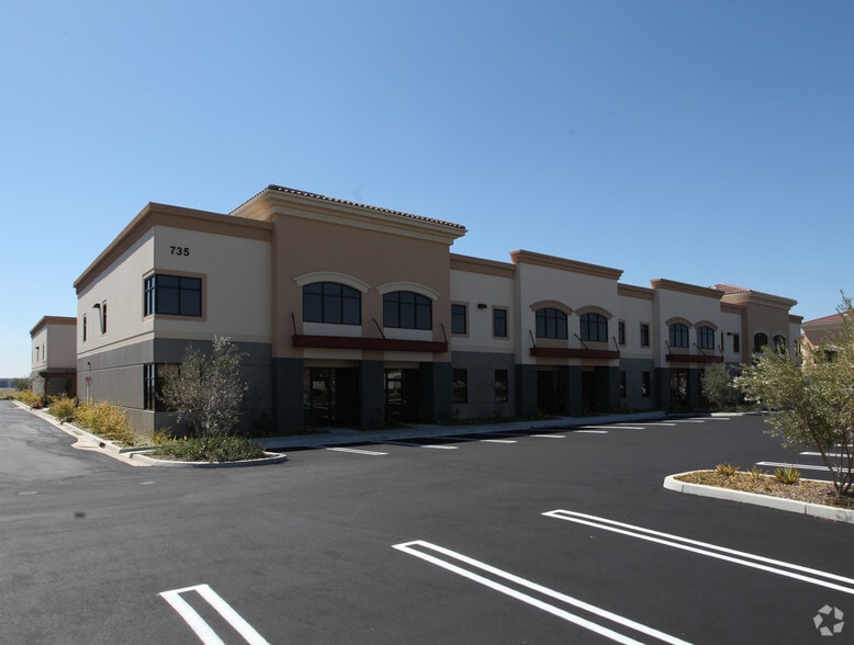 735 W Ventura Blvd, Camarillo, CA for lease - Primary Photo - Image 1 of 3