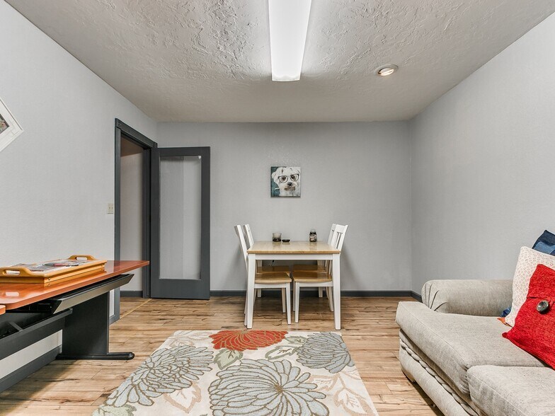 2222 Westpark Dr, Norman, OK à vendre - Photo du bâtiment - Image 3 de 30