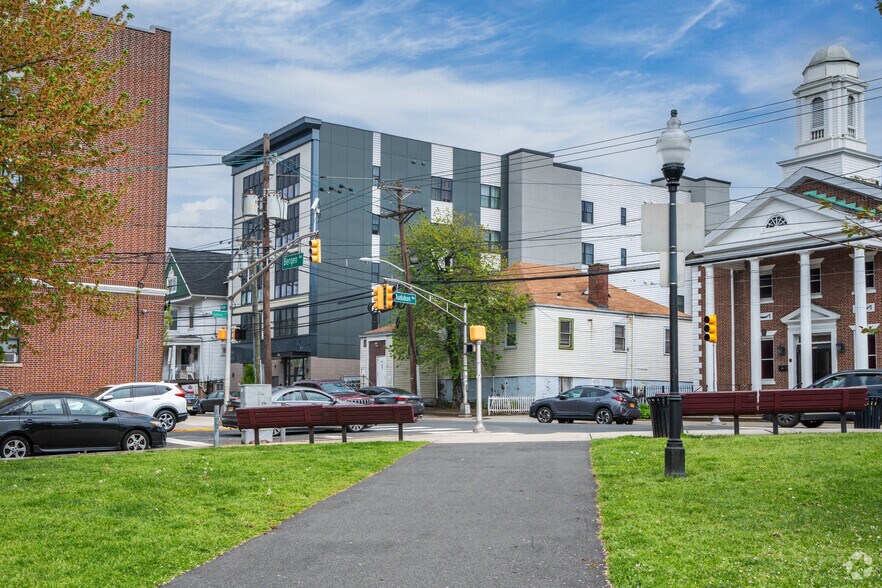 144 Bergen Ave, Jersey City, NJ à vendre - Photo du bâtiment - Image 3 de 15