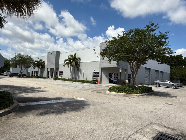 1865 S Powerline Rd, Deerfield Beach, FL à louer - Photo du bâtiment - Image 2 de 4