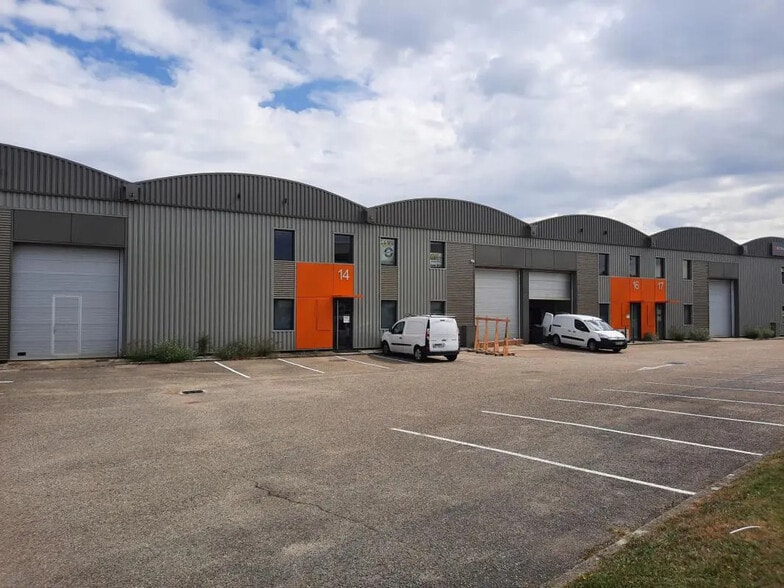 11 13 Chemin De L'Industrie, Dardilly for lease - Building Photo - Image 1 of 5