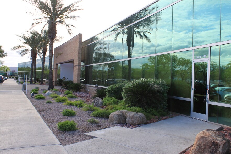 2411 W Rose Garden Ln, Phoenix, AZ à louer - Photo du bâtiment - Image 3 de 5