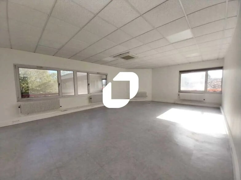 11 Avenue Jean D'Alembert, Trappes for lease - Interior Photo - Image 3 of 8