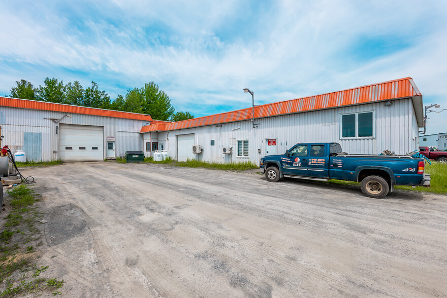 72 Rue Principale, St-François-Xavier-de-Brompton, QC for lease - Building Photo - Image 2 of 8