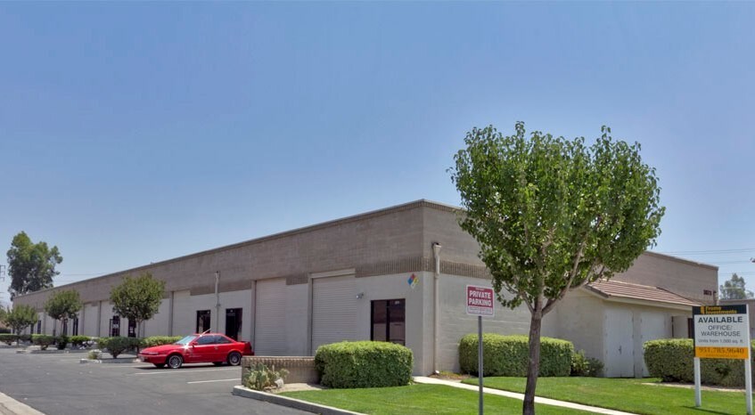 1045 N Main St, Riverside, CA à louer - Photo du bâtiment - Image 2 de 3