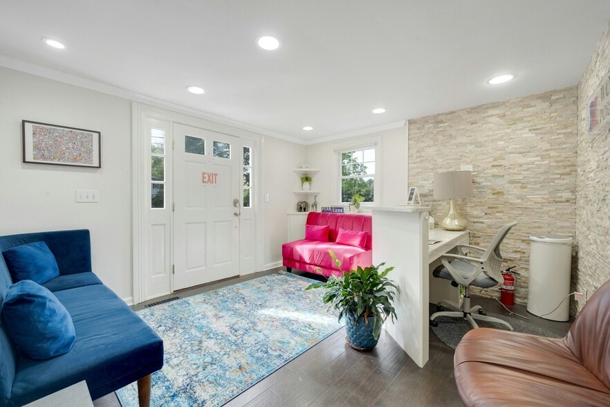 4 Whitney Street Ext, Westport, CT à vendre - Photo du bâtiment - Image 3 de 25