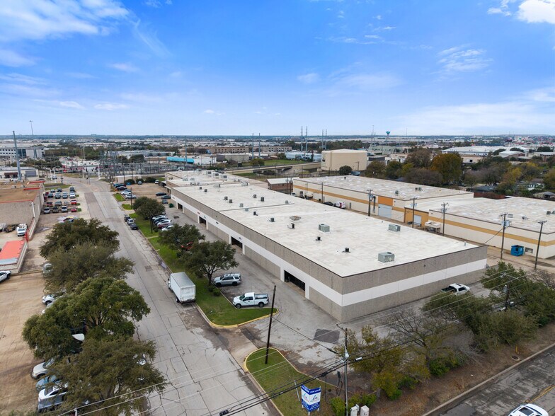 2435 Squire Pl, Farmers Branch, TX à louer - Photo du bâtiment - Image 3 de 13