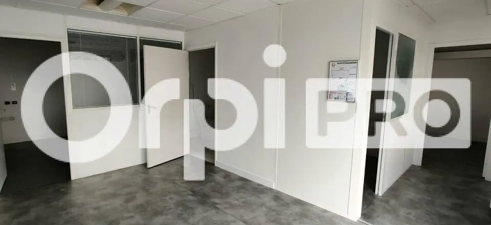 Flex in Verrières-le-Buisson for lease - Building Photo - Image 2 of 9