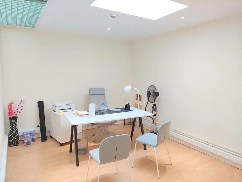 Office in Houilles for lease - Interior Photo - Image 1 of 5