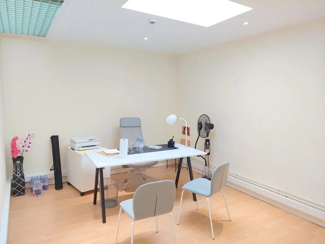 Office in Houilles for lease Interior Photo- Image 1 of 6