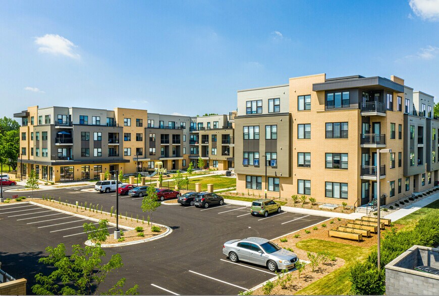 5630 Schroeder Rd, Madison, WI à louer - Photo du bâtiment - Image 3 de 4