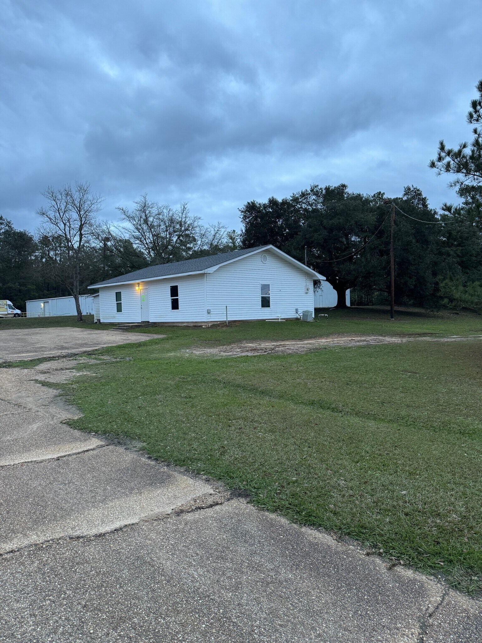 923 Avenue G, Kentwood, LA for lease Interior Photo- Image 1 of 5