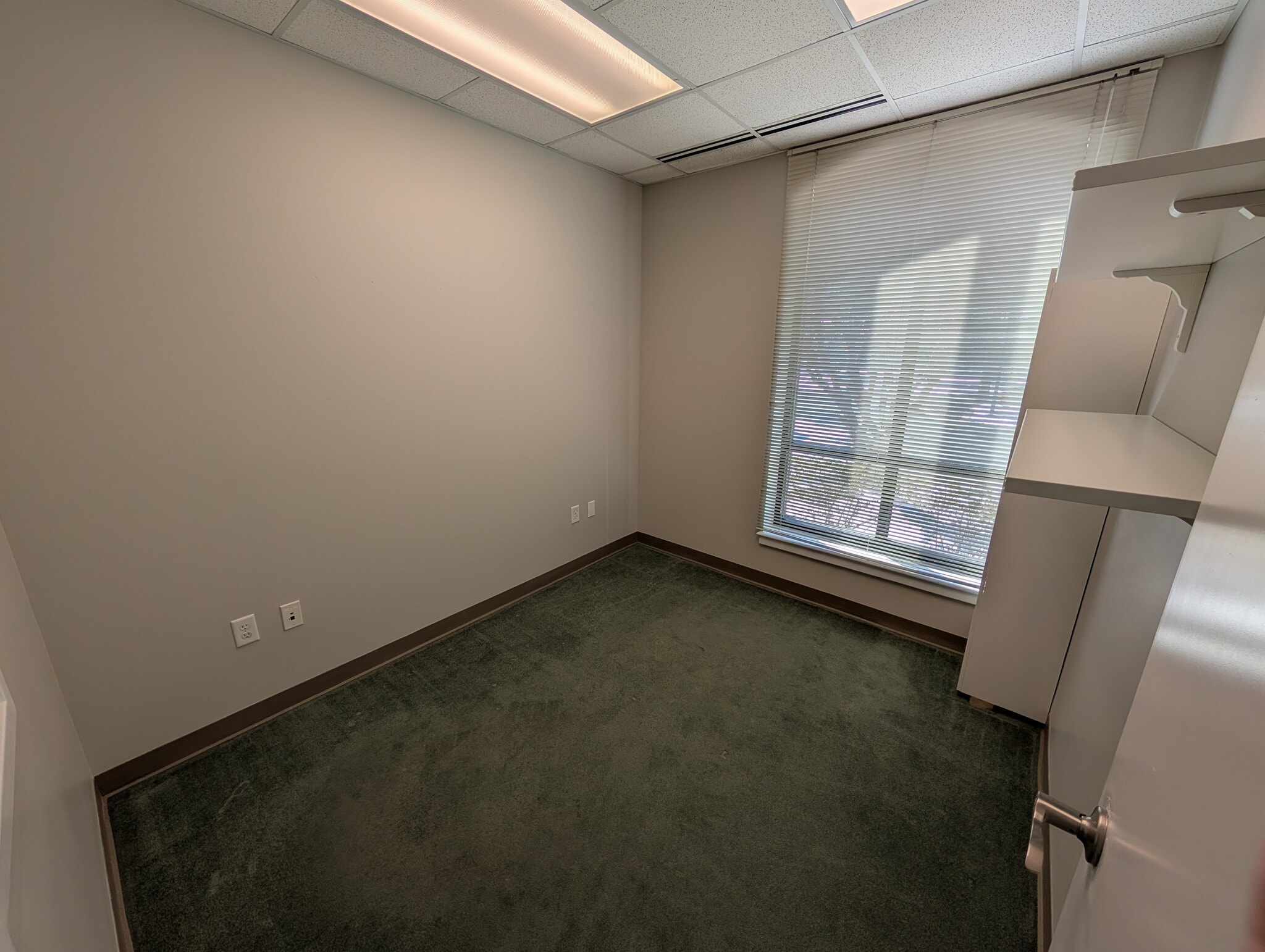 610 Jones Ferry Rd, Carrboro, NC à louer Photo intérieure- Image 1 de 3