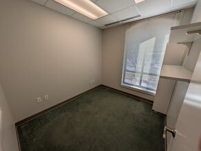 610 Jones Ferry Rd, Carrboro, NC à louer Photo intérieure- Image 1 de 3