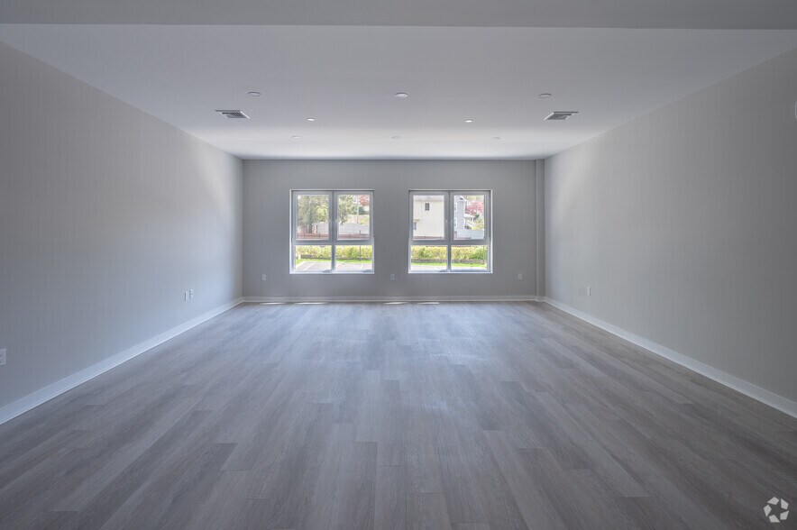 500 Commerce St, Hawthorne, NY à vendre - Photo du bâtiment - Image 3 de 14