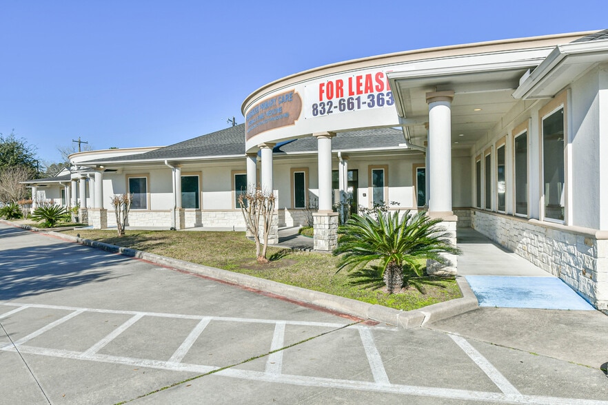 1111 S Friendswood Dr, Friendswood, TX for lease - Building Photo - Image 2 of 26