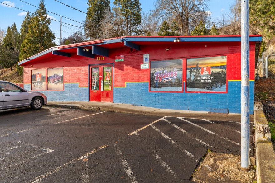 1414 Oregon Ave, Klamath Falls, OR à vendre - Photo du bâtiment - Image 2 de 41