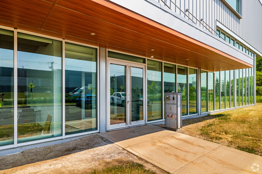 1645 Boul Lionel-Boulet, Varennes, QC à louer - Photo du bâtiment - Image 3 de 12