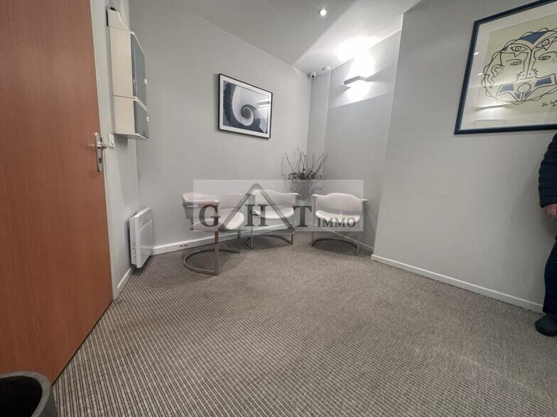 Office in Créteil for lease - Interior Photo - Image 2 of 12