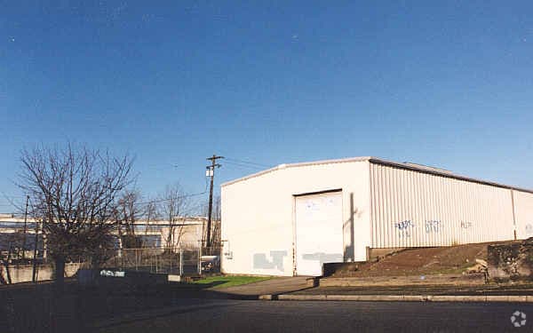 2310 N Albina Ave, Portland, OR for lease - Building Photo - Image 2 of 6